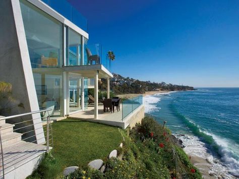 Contemporary oceanfront house on Laguna Beach Laguna Beach House, La Beach, California Beach House, Beachfront House, Dream Beach, California Homes, Laguna Beach, Design Case, Beach House Decor