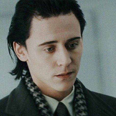 Young Tom Hiddleston, Loki Aesthetic, Loki Wallpaper, Loki Avengers, Thomas William Hiddleston, Loki Marvel, Loki Thor, Loki Laufeyson, The Perfect Guy