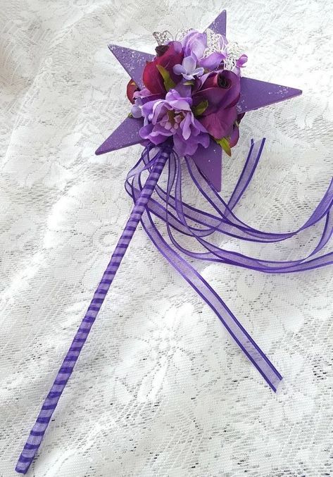 Creative Garden Projects, Flower Girl Wand, Fairy Garden Birthday Party, Fairy Garden Ideas, Anniversaire Diy, Flower Girl Bouquet, Star Wand, Diy Wand, Fairy Crafts