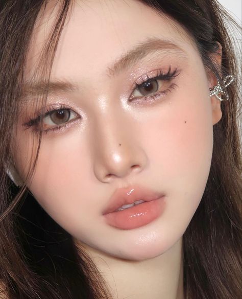 Soft Peach Makeup Look, Korean Glam Makeup, Asian Baddie Makeup, Graduation Look Makeup, Makeup Ala Korea, Makeup Asia, Asian Makeup Looks, Korean Makeup Look, Makeup Pengantin