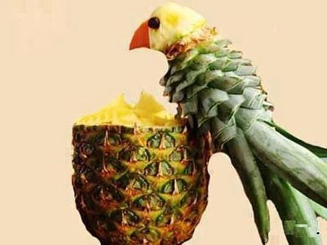 Pineapple bird (via@SylviaCopeland) Diy Wedding Food, Deco Fruit, Fruits Decoration, Tropical Food, Decorações Com Comidas, Food Sculpture, Fruit Displays, Fruit Display, Creative Food Art