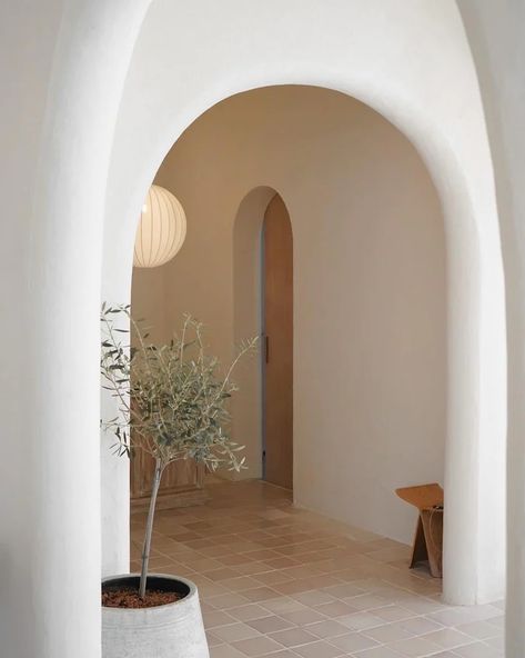 architectural feature screen archways - Google Search Arches In Homes, Moroccan Style House, Arch Hallway, Moroccan Spa, Arches Design, Moroccan Arch, Joshua Tree House, Moroccan Style Interior, Concrete Effect Paint