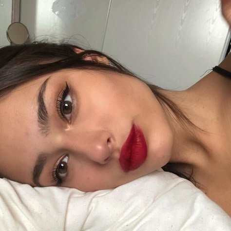 French Girl Makeup Look, French Girl Makeup, French Makeup, Red Lips Makeup Look, Eyeliner For Hooded Eyes, Makeup Looks For Green Eyes, Classic Makeup, Red Lip Makeup, Clean Lifestyle