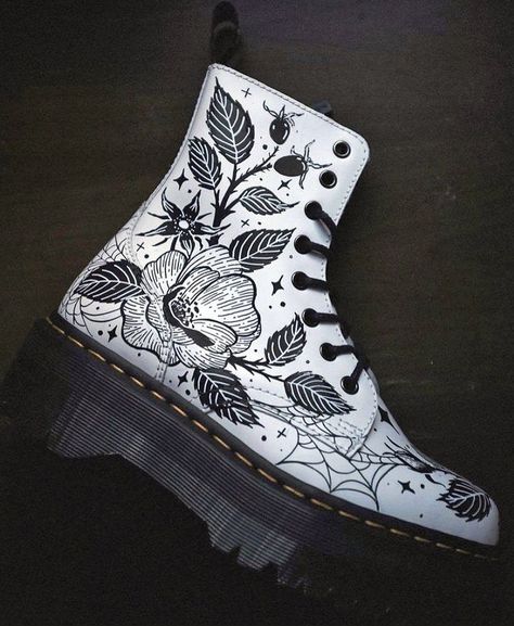 Boots Diy, Dark Academia Outfit, Custom Painted Shoes, Custom Shoes Diy, Punk Boots, Concept Clothing, Womens Combat Boots, Custom Ideas, Custom Clothing