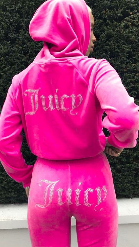 Juicy Couture Track Suit Hot Pink, Pink Tracksuit Aesthetic, Tuta Juicy, Pink Juicy Couture Track Suit, Juicy Sweatsuit, 00s Fashion Outfit, Tracksuit Aesthetic, Juicy Couture Pink Tracksuit, Juicy Couture Aesthetic