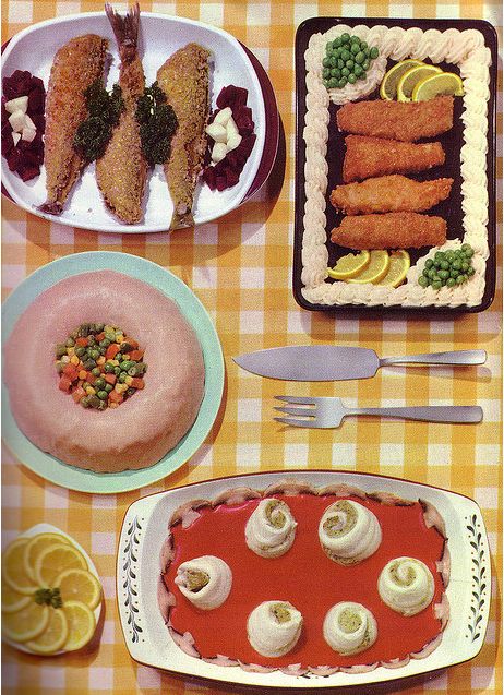 Color Vintage Photo, c. 1960, dinner with pink cake with vegetables. 70s Dinner Party, Crazy Products, Ugly Food, Scary Food, Round Things, Hockey Pucks, Gross Food, Breath Mints, Retro Food