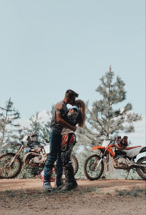 Cute Dirt Bike Couple Pics, Couple On Dirt Bike, Dirt Bike Photoshoot Couple, Dirt Bike Couple Pics, Dirt Bike Couple Relationship Goals, Engagement Photos With Dirtbike, Cute Dirt Bike Couples, Motorcross Couple Pictures, Dirt Bike Boyfriend