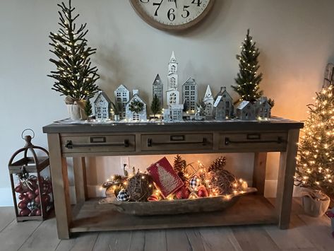 Christmas Sofa Table Decor, Christmas Entryway Table Decor, Christmas Entry, Christmas Entryway, Christmas Decor Inspiration, Country Christmas Decorations, Christmas Themes Decorations, Christmas Decorations Living Room, Christmas Decorations For The Home