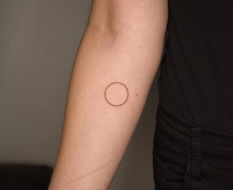 Circle Dot Tattoo, Simple Shape Tattoo, Small Round Tattoo Ideas, Simple Circle Tattoo, Minimalist Aesthetic Tattoo, Delicate Tattoo Minimalist, Circle Tattoos For Women, 5cm Tattoo Ideas, Simplistic Tattoo Minimalist