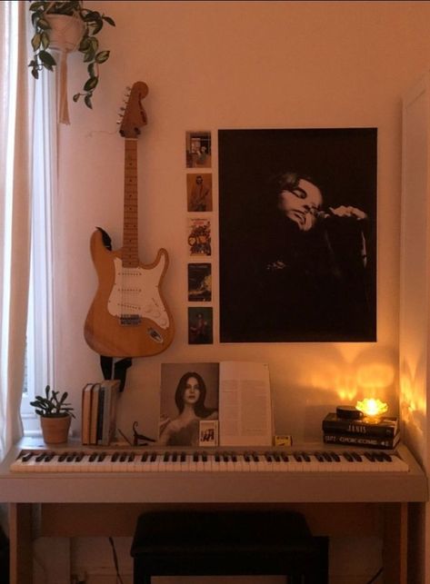 Lana Del Rey Bedroom, Bedroom Piano, Old Aesthetic, Guitar Electric, Piano Room, Study Inspo, Room Goals, Cozy Room Decor, Redecorate Bedroom