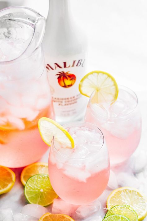 Vodka Lemonade Pitcher, Cocktails With Malibu Rum, Malibu Rum Drinks, Pink Vodka, Malibu Cocktails, Pink Lemonade Recipes, Malibu Drinks, Cocktail Rose, Cocktail Pink