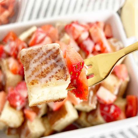 These churro cheesecake bites with strawberries is so easy to make. Served in a cup or tray with a drizzle extra lechera. Churros Cheesecake Bites, Cheesecake Churro Bites, Strawberry Churro Cheesecake Bites, Churros Bites Recipe, Churro Cheesecake With Strawberries, Strawberry Cheese Cake Bites, Strawberry Churro Cheesecake, Churro Cheesecake Cake, Easy Cheesecake Bites