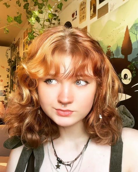 Brown Highlights On Blonde Hair Caramel, Ginger Haircut Ideas, Short Wavy Red Hair With Bangs, Short Ginger Hair Styles, Wavy Ginger Hair With Bangs, Short Strawberry Blonde Hair Aesthetic, Short Ginger Hair With Highlights, Short Wavy Ginger Hair, Short Ginger And Blonde Hair