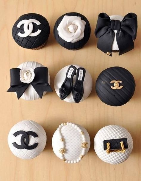 My daughters boyfriend had gotten her some just like these, they were soooo sweet! Thanks :) Chanel Cupcakes, Cupcakes Bonitos, Coco Chanel Party, Chanel Wedding, Chanel Cake, Fashion Cupcakes, Chanel Birthday, Chanel Party, Beautiful Cupcakes