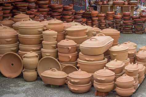 Why This Classic Cooking Clay Pot Should Be A Staple for Every Indian Kitchen - Patel Brothers Clay Pot Cooking Recipes, Clay Cooking Pots, Portuguese Pottery, Chicken Handi, Indian Ceramics, Cooking Over Fire, Traditional Indian Food, Dum Biryani, Longing For You