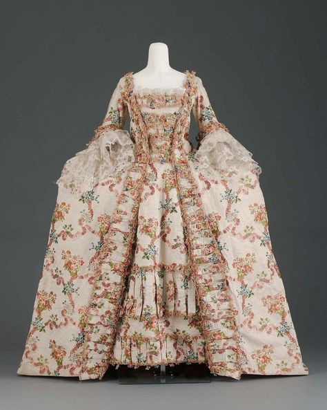 Gown, French late 1700s silk, silk bobbin lace 1770s Fashion, 1700 Fashion, Costume Carnaval, 18th Century Dress, Rococo Fashion, 18th Century Costume, Museum Of Fine Arts Boston, 18th Century Clothing, Century Dress