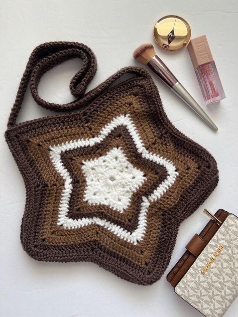 Handmade crochet star shaped tote bag-- for all the celestial lovers. Brown ombré aesthetic just in time for fall <3  ~Message for any color inquiries! Crochet Ideas With Brown Yarn, Star Crochet Ideas, Crochet Star Purse, Fall Tote Bags Diy, Fall Crochet Bag, Star Aesthetic Clothes, Brown Crochet Ideas, Brown Crochet Pattern, Crochet Star Tote Bag