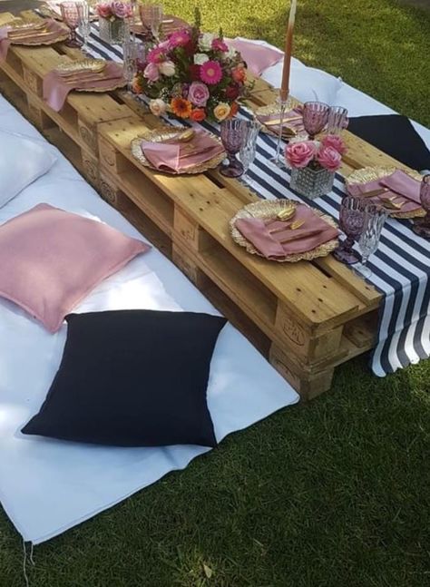 Crate Picnic Table, Picnic Table Party, Pallet Picnic Tables, Picnic Setup, Dinning Tables, Picnic Decorations, Picnic Ideas, Pic Nic, Pallet Table