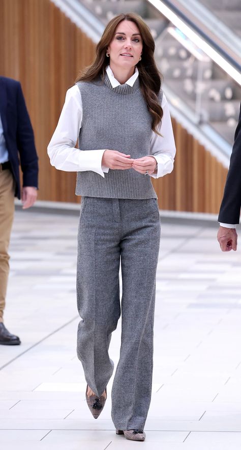 Kate Middleton Proves That Sweater Vests Can Be Cool | Vogue Outfit Formal Mujer, Vest Outfit Women, Outfit Minimalista, Kate Middleton Style Outfits, Vest Outfits For Women, Looks Kate Middleton, Sweater Vest Outfit, Office Fits, Princess Catherine Of Wales