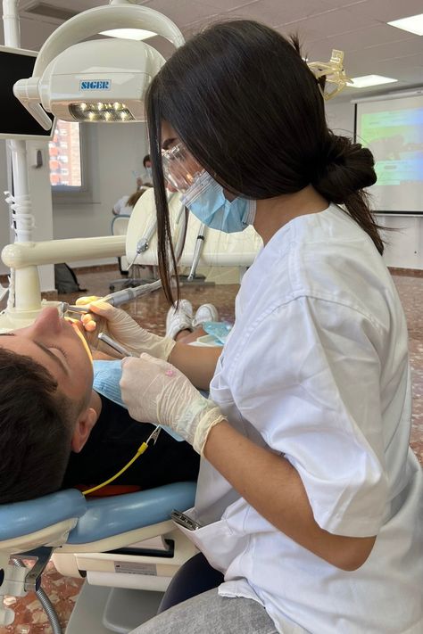 Orthodontist Assistant, Dentist Career, Teeth Aesthetic, Dental Hygiene Student, Female Dentist, Dental Aesthetics, Dental Hygiene School, Dentistry Student, Dental Anatomy