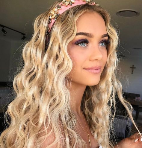 Unless you’ve been living under a rock (or you’ve been avoiding @Instagram the past few months), you know that #crimped #waves are all the rage at the moment. The secret to achieving the sleek, uniform look? A #waveiron.  #Bangstyle #beautytips Mermaid Curls, Style Extensions, Trendy We Fryzurach, Beyonce Hair, Ice Blonde, Blonde Waves, Crimped Hair, Goddess Locs, Inner Goddess