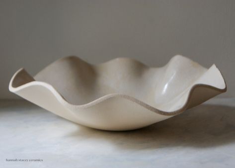 Wavy Bowl Pottery, Wavy Ceramic Bowl, Wavy Ceramics, Ap Ceramics, Wave Ceramic, Wavy Bowl, Diy Keramik, Clay Inspo, Pottery Inspo