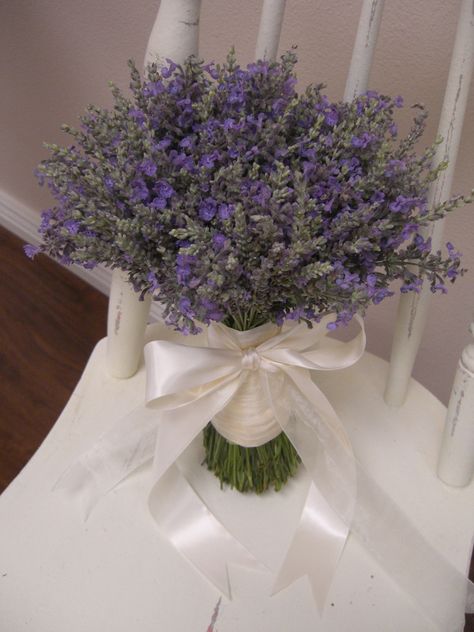 Lavender Flowers Wedding Decor, Flower Bouquet Cheap, Lavender Bride Bouquets, Lavender Bouquet Aesthetic, Wedding Bouquets Lavender, Lavender Bouquet Wedding, Flower Bouquet Lavender, Wedding Bouquet Lavender, Bridal Bouquet Lavender