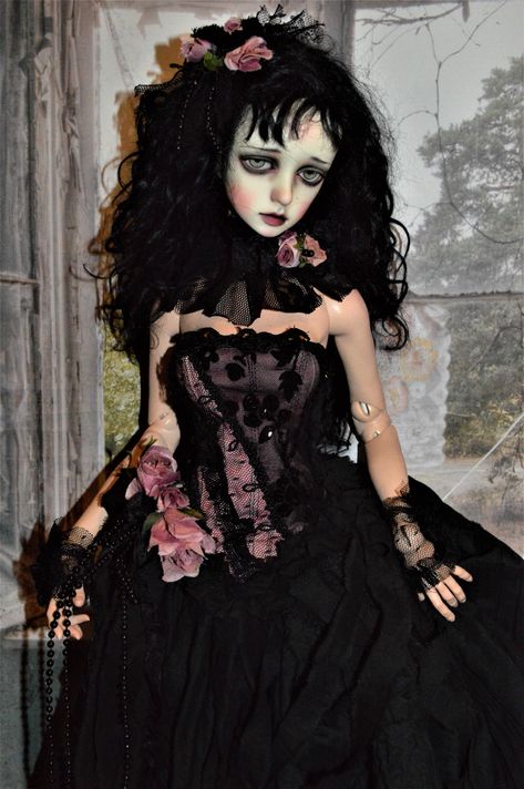 Gothic Dolls Victorian, Goth Porcelain Doll, How To Make Bjd Dolls, Victorian Dolls Porcelain, Victorian Doll Makeup, Porcelain Dolls Creepy, Haunted Doll Aesthetic, Creepy Doll Halloween Costume, Broken Doll Costume