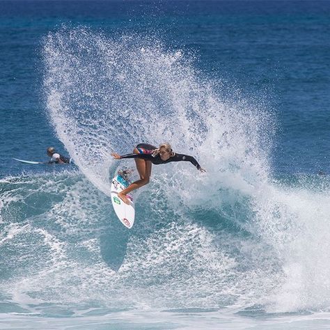 @leilanimcgonagle loving the lay day and throwing buckets. #RipCurl Photo: @stevemophoto Surfing Aesthetic, Surf Aesthetic, Ala Moana, Surf Vibes, Surfing Pictures, Ocean Surf, Summer Surf, Surf Life, Surfing Waves