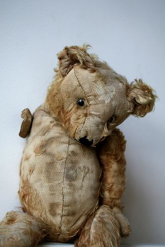 My arm is missing and my ear is torn...little one loved me since the day she was born. Primitive Bear, Leon The Professional, Old Teddy Bears, Antique Teddy Bears, Charlie Bears, Teddy Bear Picnic, Vintage Teddy Bears, Love Bear, Old Dolls