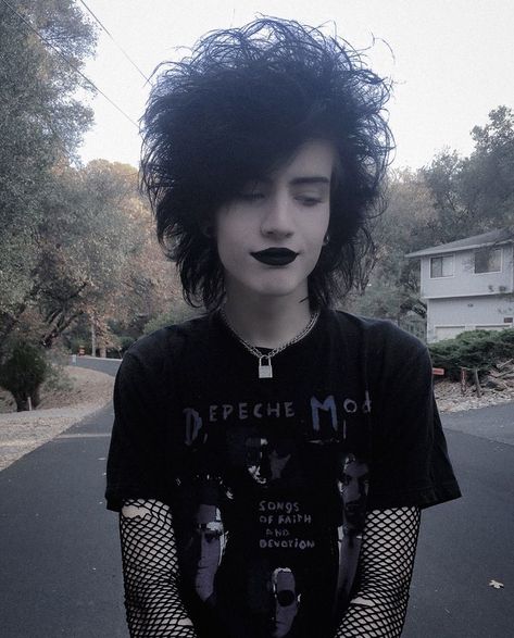 Goth Aesthetic House, Goth Guy Outfits, Goth Aesthetic Pfp, Vintage Goth Aesthetic, Trad Goth Outfits, Goth Male, Dark Gothic Fashion, Goth Guy, Goth Fits