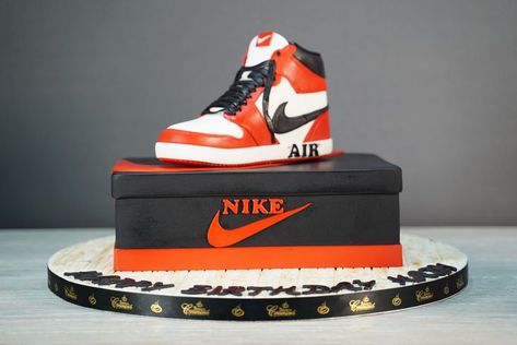 Sneaker Cake Ideas Air Jordans, Jordan Shoe Cake Birthday, Nike Jordan Cake Birthday, Air Jordan Cake Ideas, Nike Jordan Cake, Nike Shoes Cake, Jordan 1 Cake, Nike Cake Ideas Birthdays, Jordan Cake Ideas