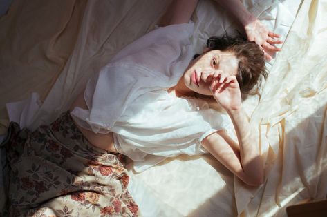 Women Lying Down Pose, Woman Lying In Bed, Person Photography, Woman Laying, Lying In Bed, Lay Photo, Bed Bedroom, Body Reference Poses, High Angle