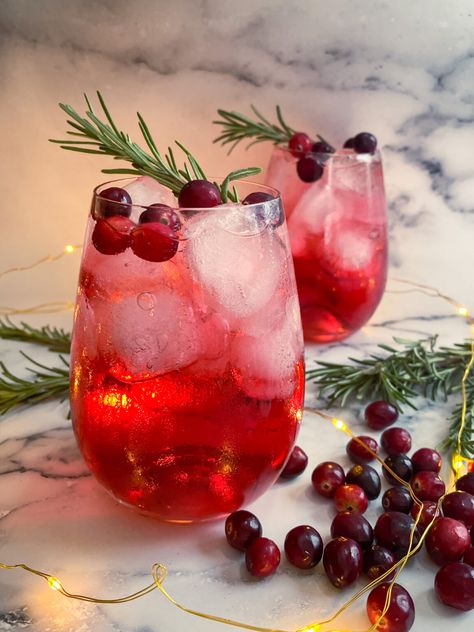 Cranberry Gin Fizz Cocktail - CC's Table Cranberry Gin Cocktail, Cranberry Gin Fizz, Paradise Cocktail, Cocktails For Christmas, Lemonade Cocktails, Cranberry Fizz, Easy Holiday Cocktails, Gin Fizz Cocktail, Holiday Cocktail Recipes