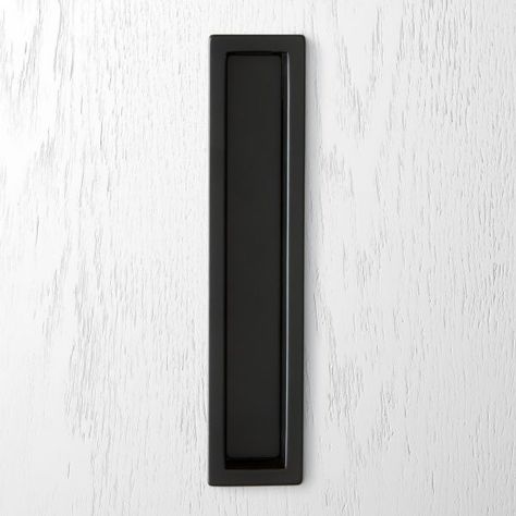 we willen graag zwarte details in de handgrepen van de deuren en lades Luxury Sliding Door, White Door Handles, Sliding Door Mechanism, Design Offices, Handles For Cabinets, Door Slide, Barn Door In House, Barn Door Hinges, Sliding Door Handle