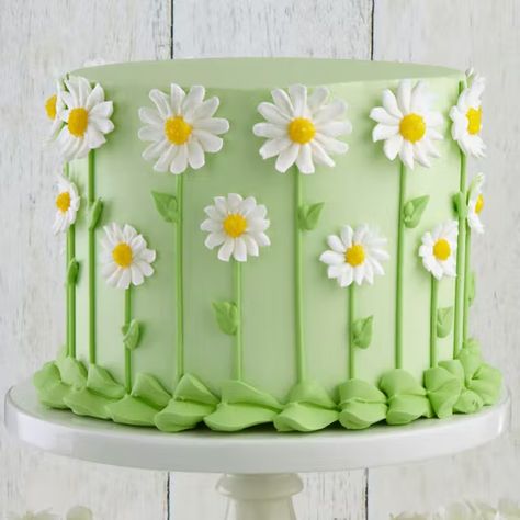 Fabulous flowers and delicious cakes make the perfect combination! Celebrate spring by popping your apron on and getting in the kitchen to bake blooming lovely flower cakes! From simple floral cupcakes to flower birthday cakes, we’ve got a bunch of fantastic flower cake ideas to inspire you. Daisy Cupcake Cake, Daisy Cake Ideas Simple, Flower Garden Cake, Daisy Birthday Cake, Homemade Garden, Nursing Cake, Daisy Cake, Fresh As A Daisy, Daisy Cakes