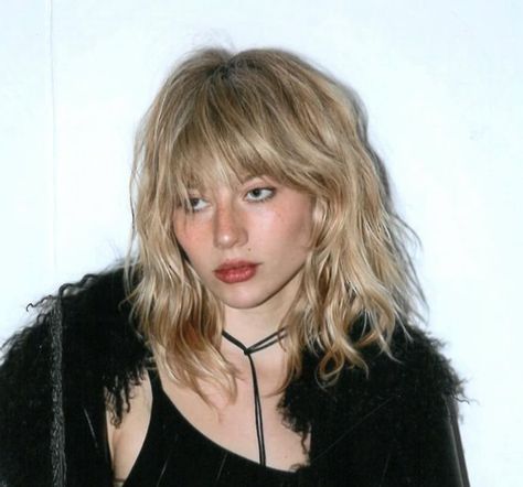 Taylor Momsen Haircut, Women’s 70s Hair, Micro Bangs Medium Length Hair, Rockstar Blonde Hair, Long Bob And Fringe, Blonde Rocker Hair, 90s Grunge Hairstyle, Blondes With Tattoos, Alternative Hair Blonde