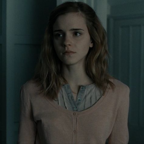 Harry Potter and the Deathly Hallows: Part I (2010) // Tags: hermione granger icons. harry potter aesthetic. harry potter icons. emma watson. emma watson icons. hermione granger aesthetic. film. halloween. dark academia. movie. y2k icons. Hermione Granger Icons, Emma Watson Icons, Halloween Dark Academia, Hermione Granger Aesthetic, Deathly Hallows Part 2, Y2k Icons, Potter Aesthetic, Artful Dodger, Harry Potter Deathly Hallows