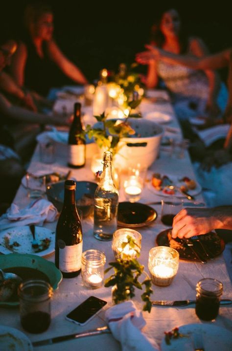 hygge im sommer abendessen mit freunden Summer Dinner Party, Outdoor Dinner Parties, Dinner Party Summer, Hygge Lifestyle, Outdoor Dinner, Dinner With Friends, Summer Dinner, Fiesta Party, Birthday Dinners