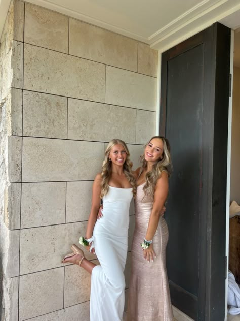 Blonde Prom Dress, Prom Best Friend Pictures, Prom Dress Blonde Hair, Prom Aesthetic, Formal Photos, Promotion Dresses, 8th Grade Formal Dresses, Prom Picture Poses, Cute Formal Dresses