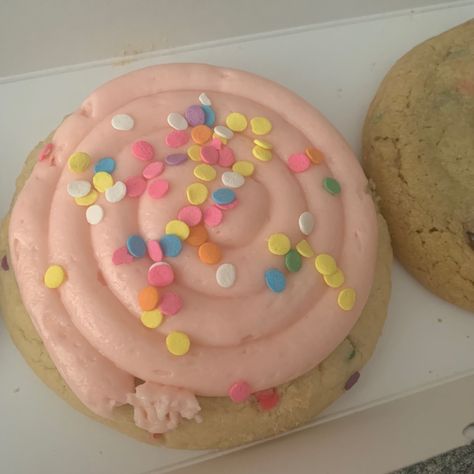 Treats Aesthetic, Pretty Cookies Aesthetic, Frosting Aesthetic, Frosted Cookies Aesthetic, Aesthetic Cookies Recipe, Aesthetic Cookie Pictures, Sugar Cookie Aesthetic, Aesthetic Sugar Cookies, Sugar Cookies Aesthetic