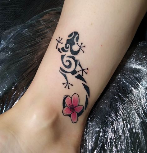 Lizard And Flower Tattoo, Lizard Flower Tattoo, Lizard Tattoo Cute, Simple Lizard Tattoo, Gecko Tattoo Design, Frangipani Tattoo, Lost Tattoo, Gecko Tattoo, Cover Tattoos