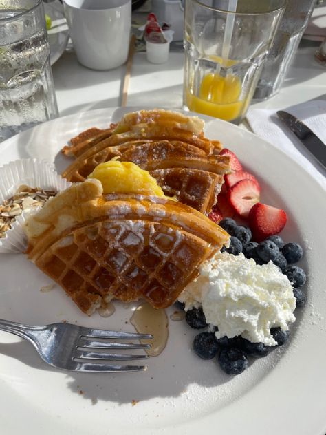 #waffles #breakfast #hawaii #travel #sun #sunny #pretty #food #delicious #recipes Hawaii Breakfast, Vacation Breakfast, Tropical Breakfast, Waffles Breakfast, Mix Baby Girl, Summer Board, Vacation Meals, Fruit Breakfast, Food O