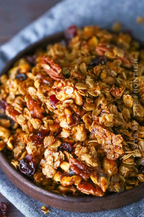 Gingerbread Granola Recipe, Granola Gift, Gingerbread Granola, Home Decor Photography, Granola Recipe Healthy, Cinnamon Roll Pancakes, Farmers Market Recipes, Breakfast Specials, Granola Recipe