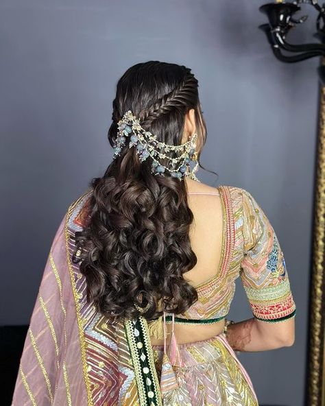 Braid Hairstyle With Lehenga, Open Hair Styling On Saree, Mandap Muhrat Hairstyle, Braid Hairstyles Traditional, Mandap Hairstyle For Bride, Mandap Hairstyle, Wedding Hairstyles For Lehanga, Jaggo Hair Styles, Hair Styles For Long Hair For Weddings