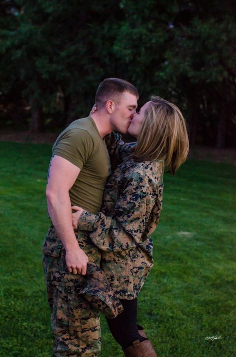 #USMC #country #kisses #couple #woodlands #marine #marinegirlfriend Usmc Love, Military Guys, Marine Girlfriend, Marines Girlfriend, Army Couple, Graduation Pics, Lover Girl, Army Love, United States Marine