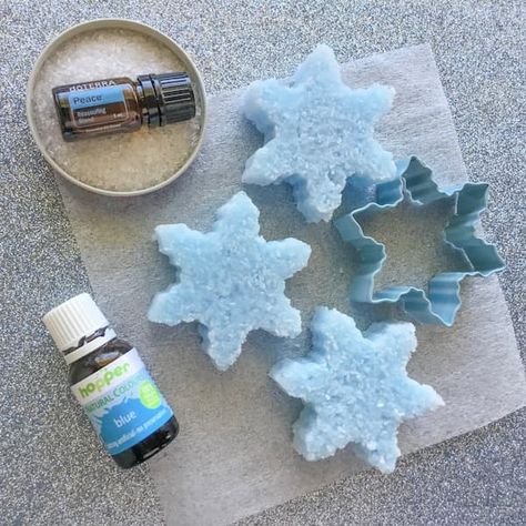 Diy Epsom Salt Bath Boms, Epsom Salt Soap Bar, Epsom Salt Shower Steamers, Doterra Bath Salts Recipes, Diy Epsom Salt Soak, Epsom Salt Gift Ideas, Diy Epsom Salt Bath Recipes, Epsom Salt Crafts, Epsom Salt Scrub Diy