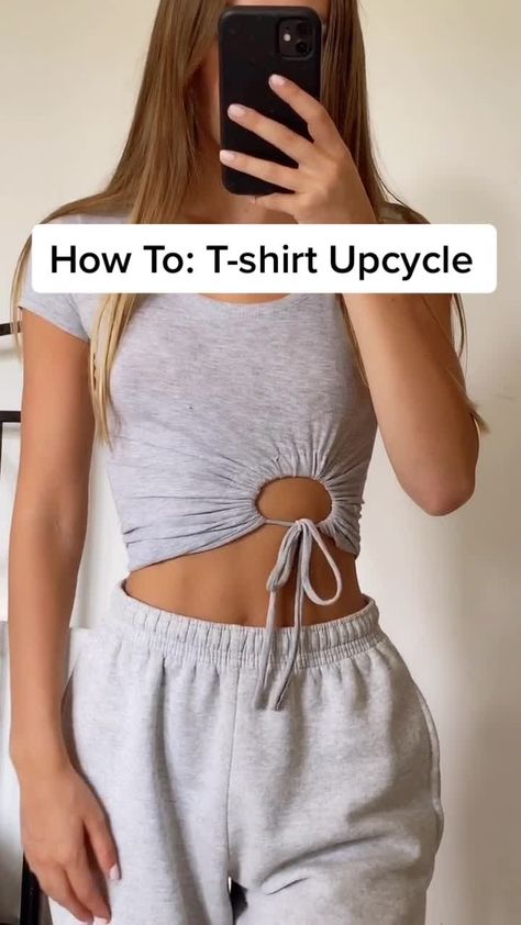 Shirt Upcycle, T Shirt Upcycle, Diy Cut Shirts, Diy Clothes Refashion, Upcycle Clothes Diy, Mode Hippie, Upcycle Shirt, Diy Clothes Design, Diy Vetement