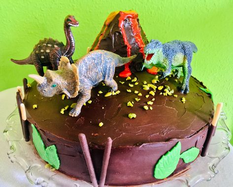 Dino-Torte mit Vulkan Dino Torte, Landscape Cake, Dinosaur Landscape, Dino Party, Dinosaur Theme, Kids Party, Cake Decorating, Birthday Cake, Butter