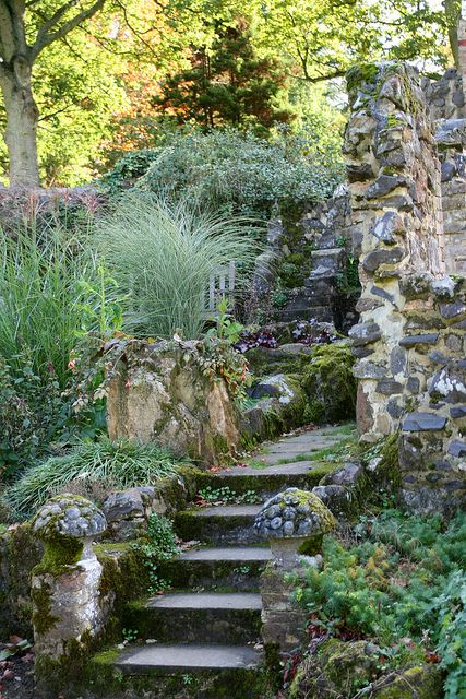 Garden Ruins Diy, Ruins Garden, Stone Stairs Garden, Stone Stairway Outside, Cottages House, Boulder Landscaping, Old Stone Wall Garden, Patio Oasis Ideas, Recreational Pond